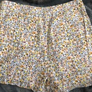 💵 LOFT floral shorts